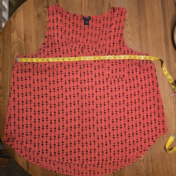 Torrid Sleeveless Blouse Tank Size 3 Red Black Arrows Polyester - Picture 5 of 8